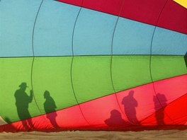 LIDÉ V BALÓNU. Festival horkovzduných balón v mexickém mst Leon. V rámci...