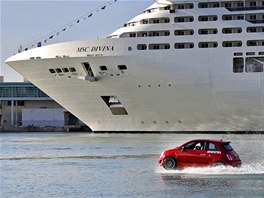 LO PROTI AUTU. Obí lo MSC Divina piplouvá do pístavu v americkém Miami...