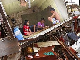 HRA PO KATASTROF. Dti z filipínského msta  Tacloban si hrají v troskách...