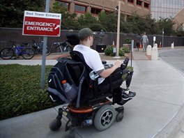 Do stediska dojídí 22letý mladík na invalidním vozíku.