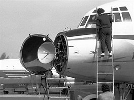 Trochu netradiní fotografie Iljuinu Il-18 bhem pozemní údrby