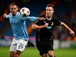 Plzeský útoník Stanislav Tecl (vpravo) a Martin Demichelis z Manchesteru City...