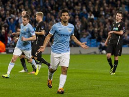 Útoník Sergio Agüero se raduje z gólu, který vstelil z penalty do brány...