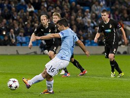 Útoník Sergio Agüero z Manchesteru City zahrává penaltu proti Viktorii Plze.