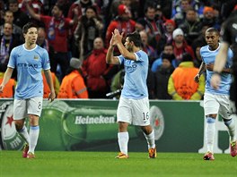 Fotbalisté Manchesteru City se radují ze vsteleného gólu, uprosted autor...