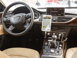 Interir vozu Audi A6, kter je soust vozovho parku nov taxisluby Tick...