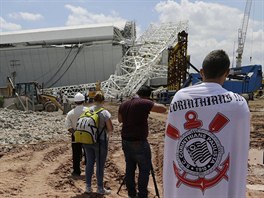 HRZNÝ POHLED. Fanouek Corinthians sleduje znienou tribunu stadionu v Sao...