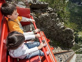 Lanovka Gelmerbahn nad výcarským jezerem Gelmer se pyní nejstrmjím...