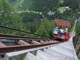 Lanovka Gelmerbahn nad výcarským jezerem Gelmer se pyní nejstrmjím...