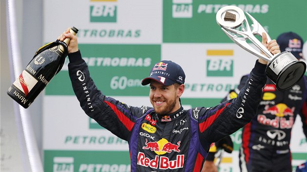 ZASE ON. Sebastian Vettel se raduje z devtho triumfu v ad. Ovldl i zvrenou Velkou cenu Brazlie.  