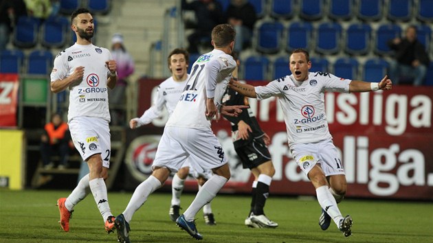 Fotbalist Slovcka oslavuj branku. Penaltu promnil Milan Kerbr (zdy). 