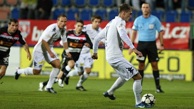 PENALTA. Milan Kerbr posl Slovcko do veden v utkn proti Slavii.