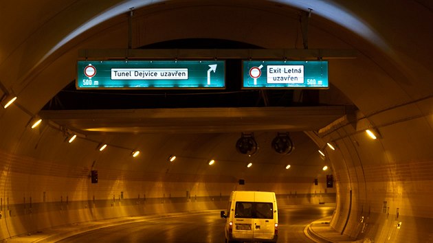 Tunel Blanka bude dlouh est a pl kilometru. Automobily ho projedou za zhruba sedm minut.