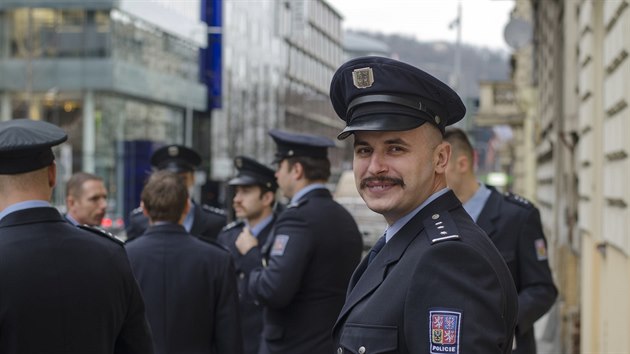 Policist z praskho obvodnho oddlen Jin Msto se zapojili do charitativn kampan Movember a nechali si v listopadu narst knry.