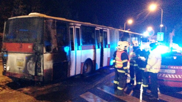 Por autobusu MHD v prask Podblohorsk ulici.