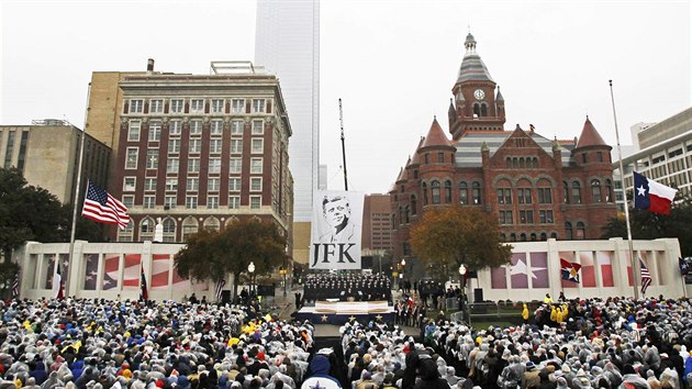 V mst atenttu na prostrantstv  Dealey Plaza tisce lid uctily Kennedyho pamtku minutou ticha a pietn ceremoni (22. listopadu)