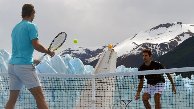 Tenist Rafael Nadal (vlevo) a Novak Djokovi sehrli exhibici na palub ledoborce.