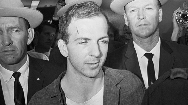 Lee Harvey Oswald, u marik vykolen odstelova, kter il jist as v Sovtskm svazu. Podle americkch vldnch agentur zastelil Kennedyho prv on. On sm to ale popral.