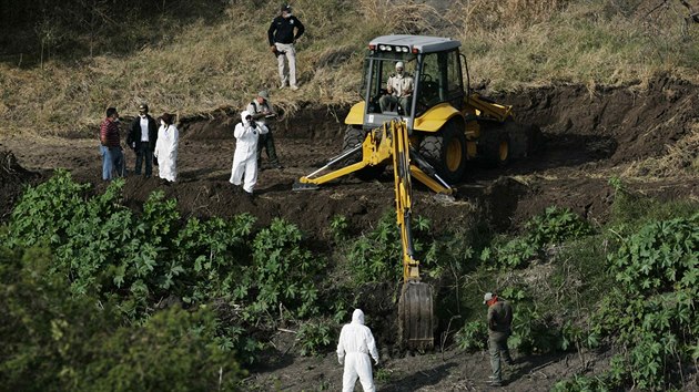 Forenzn specialist ptraj u mexickho msta La Barca po dalch monch hromadnch hrobech. Za posledn msc jich zde objevili nkolik (21. listopadu 2013).