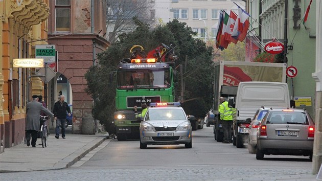 Ulicí Karla IV. doputoval náklad na námstí Pemysla Otakara II. v Budjovicích.