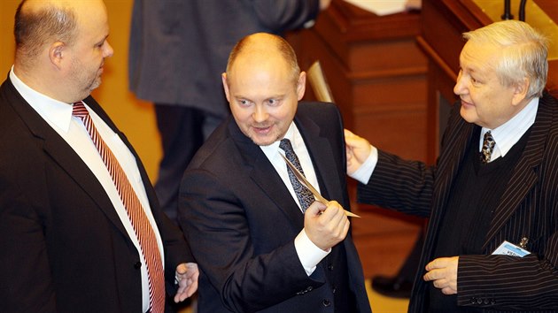 Poslanec za SSD Michal Haek na ustavujc schzi. Vlevo je ministr vnitra Martin Pecina, napravo potom pedseda sttn volebn komise Vclav Henych.