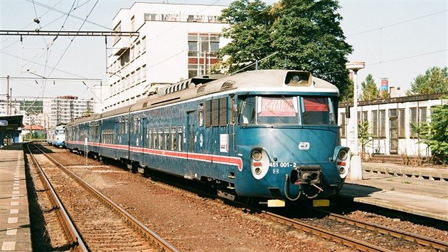 Elektrick vlak ady 451 pezdvan Emilka i abotlam pat mezi nejstar typy eskch elektrickch souprav pro kapacitn pmstskou osobn eleznin dopravu. V dob vzniku bylo jejich hlavn pednost oproti vlakm taenm lokomotivami vt zrychlen a jednoduch monost zmny smru jzdy.