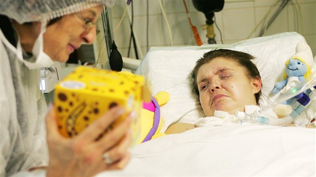 Momentln je Lenka Pavelkov hospitalizovan na ARO v Sokolov. Jej matka Marcela Kohoutkov douf, e si ji bude moct vzt co nejdve do domc pe. (28. listopadu 2013)