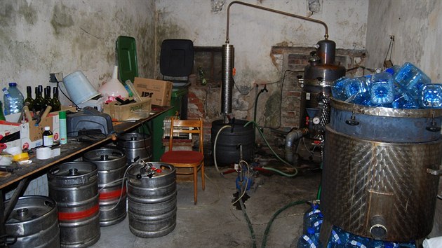 Na Znojemsku zabavili celnci kompletn vybavenou nelegln palrny a sudy s alkoholem.