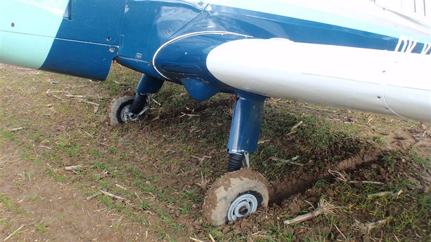 Pilot letadla Zln 226MS musel kvli porue motoru nouzov pistt v rozbahnnm poli.