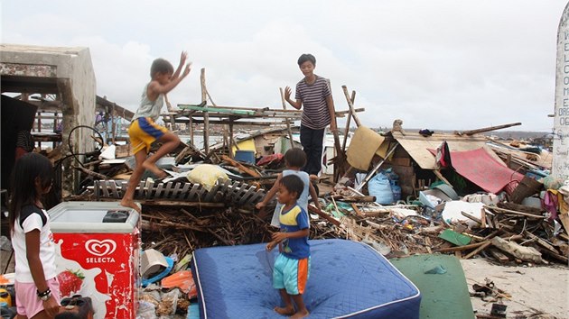 Nsledky tajfunu Haiyan ve filipnskm Guiuanu. (24. listopadu 2013)