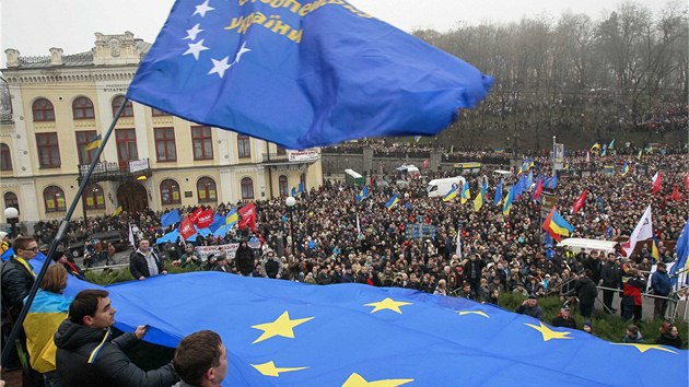 Desetitisce lid se zastnily nedln demonstrace v Kyjev. Organiztoi protest pojmenovali "Za evropskou Ukrajinu", reagovali tak na zastaven integrace sttu s Evropskou uni. (24. listopadu 2013)