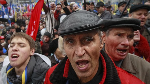 Desetitisce lid se zastnily nedln demonstrace v Kyjev. Organiztoi protest pojmenovali "Za evropskou Ukrajinu", reagovali tak na zastaven integrace sttu s Evropskou uni. (24. listopadu 2013)