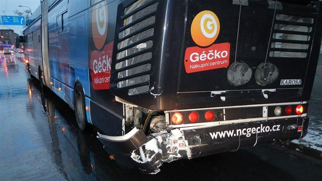 Ped sedmou rann se stala nehoda na Lidick td v eskch Budjovicch. Srazily se tady autobus, trolejbus a osobn automobil.