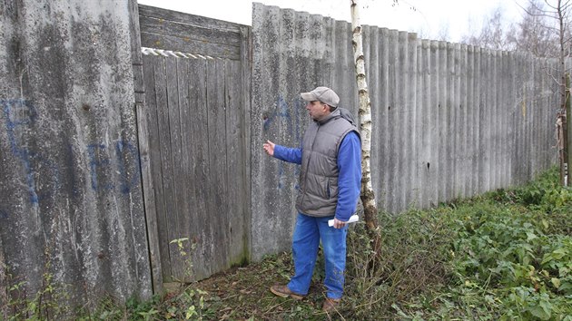 Majitel farmy Jan Hanzal ukazuje, kudy se nezvan "osvoboditel" k norkm dostal.