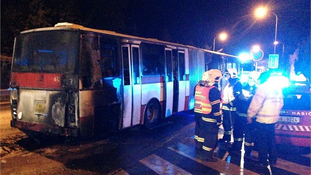 Hasiči likvidovali v pražské Podbělohorské ulici požár autobusu linky 191.