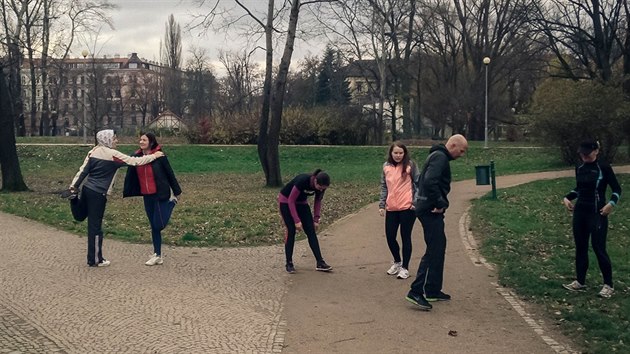 Rozcvika pod vedenm trenra v parku Lunky, Brno