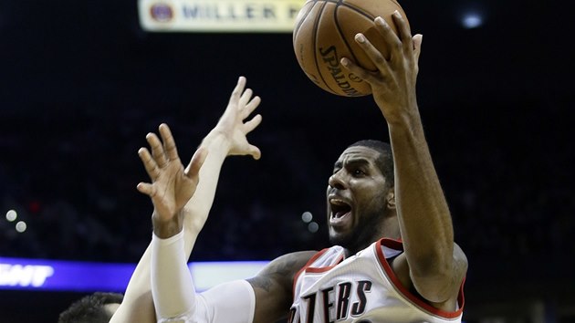 LaMarcus Aldridge z Portlandu zakonuje v utkání proti New Yorku. 