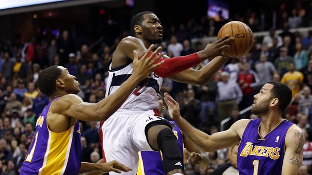 John Wall z Washingtonu zakonuje v utkn proti Los Angeles Lakers. 