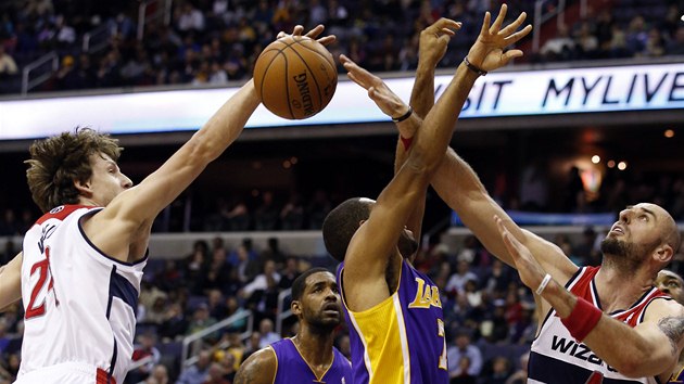 Jan Vesel (vlevo) z Washingtonu blokuje spolu s Marcinem Gortatem Xaviera Heryho z Los Angeles Lakers. 