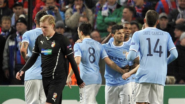 Zatmco se fotbalist Manchesteru City raduj z glu, plzesk obrnce Frantiek Rajtoral smutn.