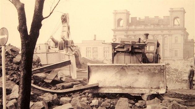 Demolice bloku dom v sadech Ptatictnk - rok 1967.