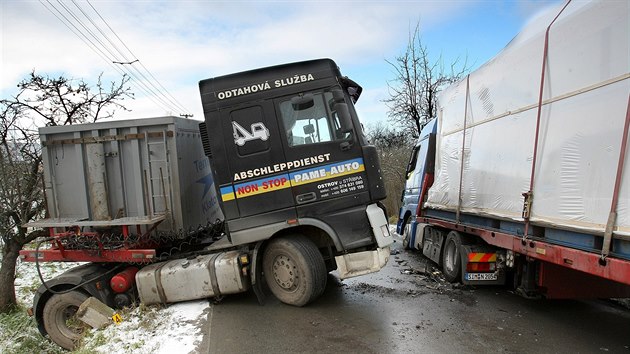 Srka dvou kamion ve Splenm Po zablokovala silnici na Blovice.