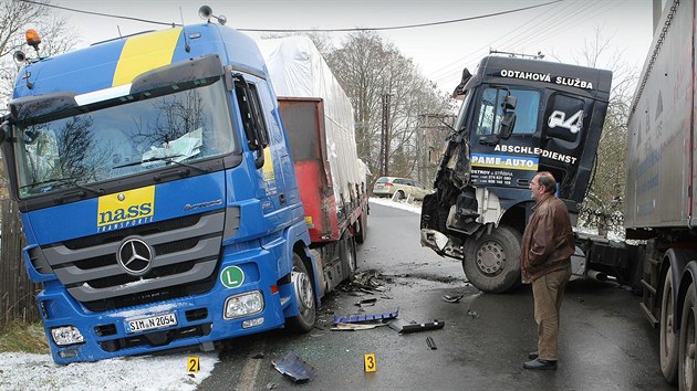 Srka dvou kamion ve Splenm Po zablokovala silnici na Blovice.