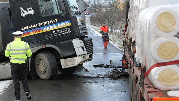 Srka dvou kamion ve Splenm Po zablokovala silnici na Blovice.