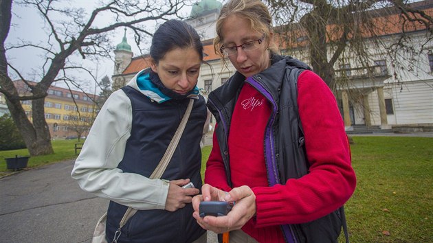 KDE MَE BT? Redaktorku MF DNES Petru Prochzkovou (vlevo) a jej prvodkyni Gabrielu Hukovou ze vsetnskho turistickho oddlu mldee pivedla k ukryt kece GPS navigace.