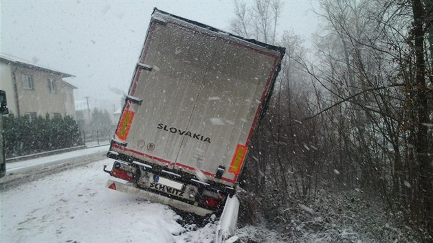 Slovensk kamion skonil v Lideku ve svodidlech a hrozil jeho pd.