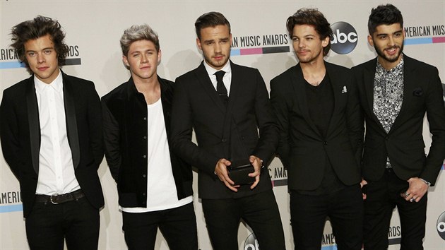 Chlapeck skupina One Direction pzuje s jednou ze dvou cen American Music Awards, kteoru dostala.