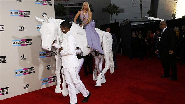 Lady Gaga dnou cenu AMA nedostala, pozornost poutala pjezdem na mechanickm konkovi.