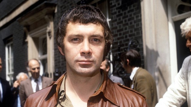 Britsk herec Lewis Collins se proslavil rol agenta Bodieho v televiznm serilu Profesionlov. V etin ho daboval Petr Oliva.