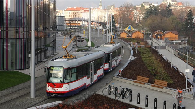 Na nové olomoucké tramvajové trati na sídlit Nové Sady kolem obchodní Galerie...